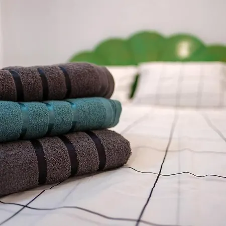 Apartman Great And Large Two Bedroom Maisonette With Lovely View & Free Parking Center