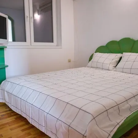 Great And Large Two Bedroom Maisonette With Lovely View & Free Parking Center Apartment *
