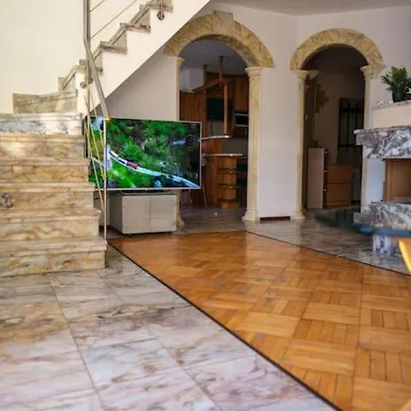 Great And Large Two Bedroom Maisonette With Lovely View & Free Parking Center Apartament